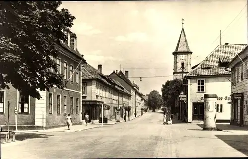 Ak Hildburghausen in Thüringen, Straßenpartie mit Apotheke, Friseur, Kirchturm, Litfasssäule