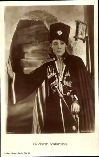 Ak Schauspieler Rudolph Valentino, Portrait in Uniform, Orden, Ross Verlag 1500 3