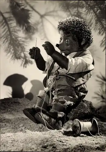 Ak Mecki der Igel, Strohwitwer, Beim Nadeleinfädeln, Faden