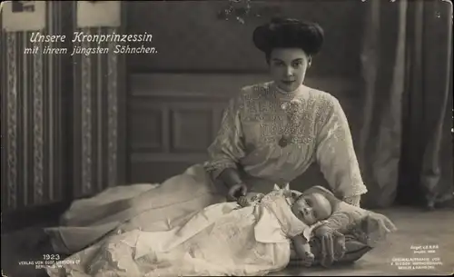 Ak Kronprinzessin Cecilie von Preußen mit ihrem jüngsten Sohn