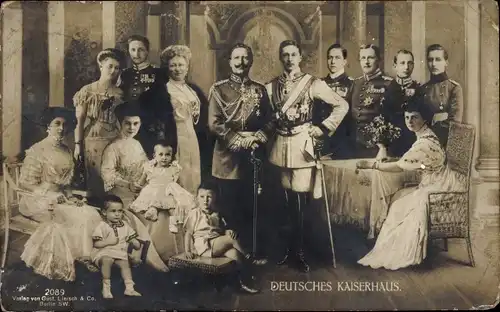 Ak Kaiserfamilie, Wilhelm II, Auguste Viktoria, Kronprinz, Cecilie, Victoria Luise, Adalbert, Eitel