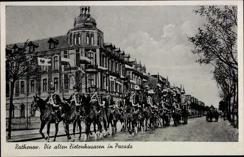 Ak Rathenow im Havelland, Die alten Zietenhusaren in Parade, Reiter, historische Uniformen