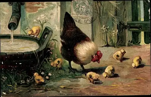 Präge Ak Hühner, Henne mit Küken auf dem Hof, Regenfass