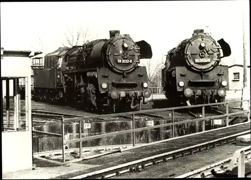 Ak Deutsche Eisenbahn, Dampflokomotive, Lok 58 3032 8 und 58 3024 5, Bahnbetriebswerk Glauchau