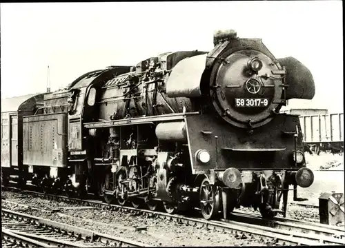 Ak Deutsche Eisenbahn, Dampflokomotive, Lok 58 3017 9 in Oelsnitz