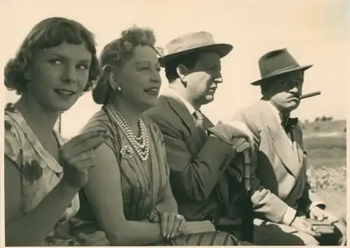 Foto Schauspielerin Grethe Weiser, Filmszene, Zigarre, Zigarette