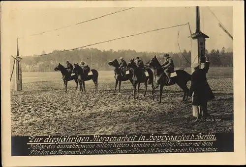 Foto Hoppegarten, Rennbahn, Zur diesjährigen Morgenarbeit, Trainer Blume, Startmaschine
