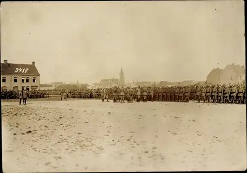 Foto Deutsche Soldaten in Uniform, Aufstellung zum Appell