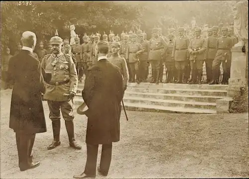 Foto Generalfeldmarschall Paul von Hindenburg, deutsche Offiziere in Uniform, Ehrung