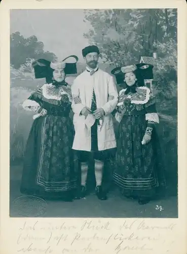 Foto Mann und zwei Frauen in Tracht