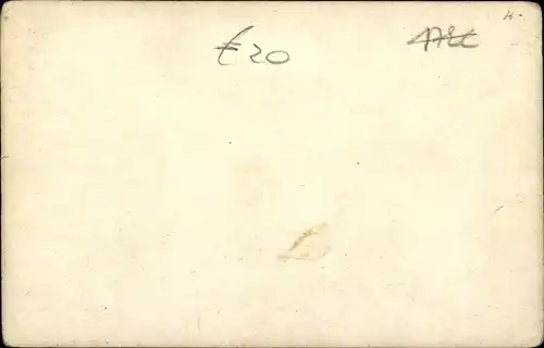 Foto Frauenakt auf einem Teppich liegend, Busen, Kopfband, Blumen