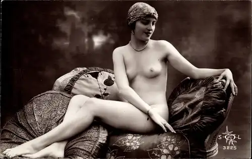 Ak Erotik, Frau auf Sessel sitzend, Kissen, Frauenakt