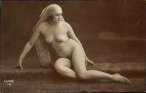 Foto Erotik, Frau mit Schleier, Frauenakt, sitzend