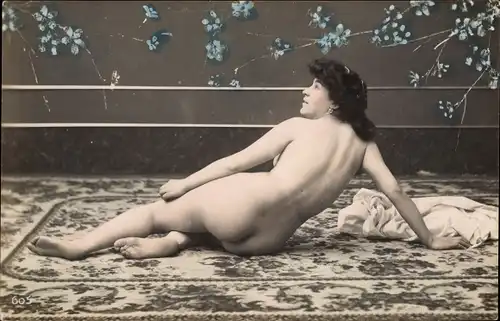 Foto Erotik, Frau auf einem Teppich sitzend, Frauenakt, Rückansicht