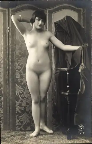 Foto Erotik, Frau neben einem Stuhl stehend, Frauenakt