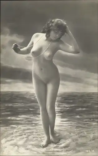Ak Erotik, Frau mit Perlenkette im Wasser stehend, Frauenakt