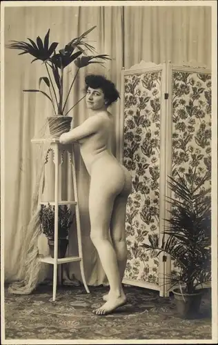 Foto Erotik, Frau vor einem Paravent stehend, Palmen, Frauenakt, Rückansicht