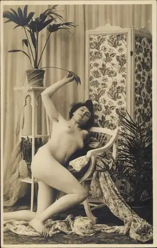 Foto Erotik, Frau vor einem Stuhl kniend, Paravent, Palmen, Frauenakt