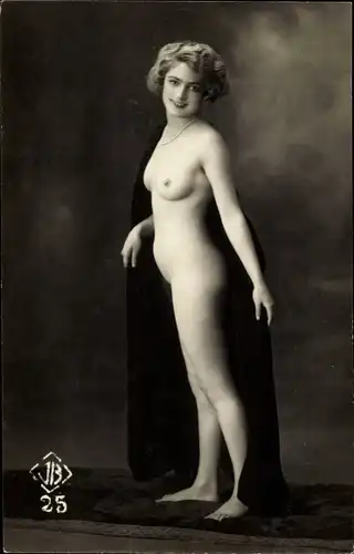 Foto Erotik, Frau mit Umhang, Frauenakt, stehend
