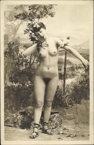 Foto Erotik, Frau mit Tauben, Römersandalen, Frauenakt, stehend