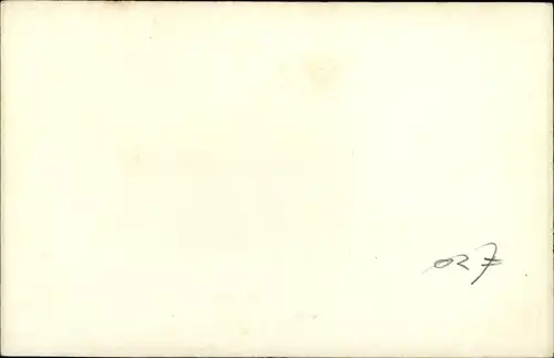 Foto Erotik, Frau auf einem Podest sitzend, Frauenakt