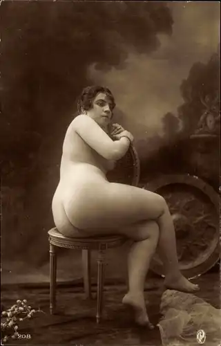 Foto Erotik, Frau auf einem Stuhl sitzend, Frauenakt, Rückansicht
