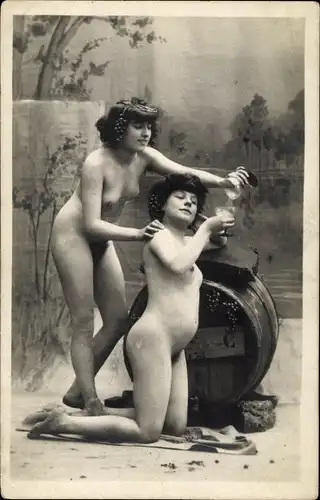 Foto Erotik, zwei Frauen mit Weinfass, Frauenakt, stehend, kniend