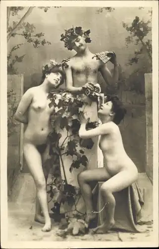 Foto Erotik, zwei Frauen, Pan auf einem Podest, Weinranken, Frauenakt