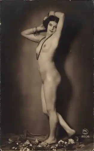 Foto Erotik, Frau mit Perlenkette und Armreifen, Frauenakt, stehend