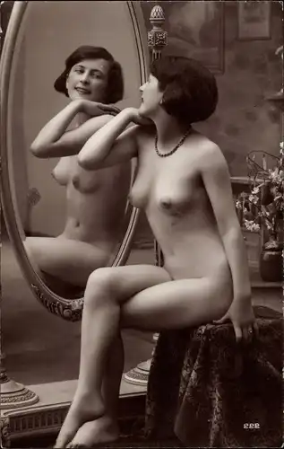 Foto Erotik, Frau vor einem Spiegel sitzend, Frauenakt