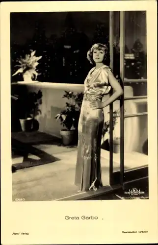 Ak Schauspielerin Greta Garbo, Standportrait, Kleid
