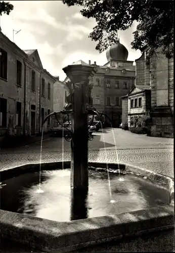 Ak Greiz im Vogtland, Unteres Schloss mit Brunnen