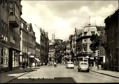 Ak Aue im Erzgebirge Sachsen, Straße der Befreiung, Hotel, Straßenszene