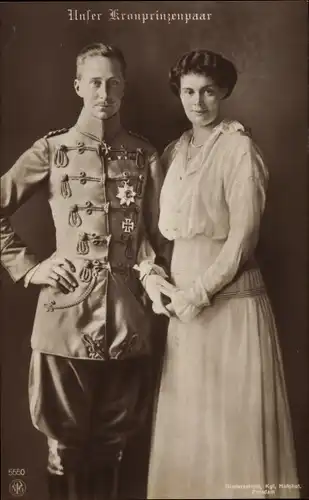 Ak Kronprinzessin Cecilie und Kronprinz Wilhelm von Preußen, Husarenuniform, Orden