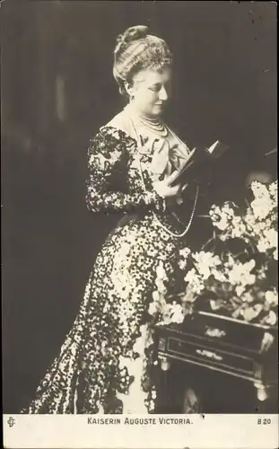 Ak Kaiserin Auguste Viktoria, Standportrait, Buch