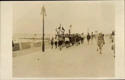 Foto Ak Nordseebad Borkum in Ostfriesland, Marsch zum Badestrand