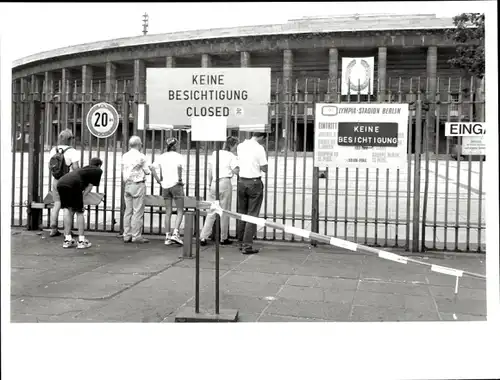 Foto Eingang Olympia-Stadion Berlin, Rolling Stones-Konzert am 17.8.1995, wartende Fans