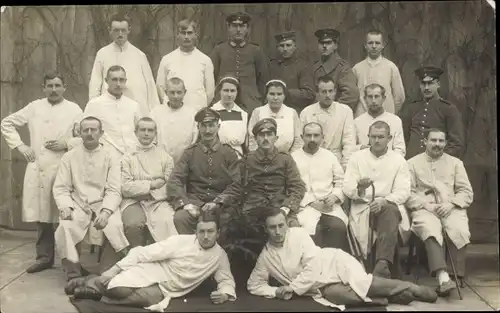 Foto Ak Neuss am Rhein, Lazarett, Gruppenbild Soldaten, Krankenschwestern