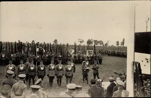 Foto Ak Deutsche Soldaten in Uniform, Paradeaufstellung
