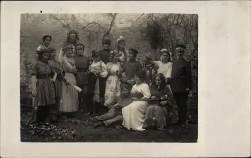 Foto Ak Le Quesnoy Nord, Deutsche Soldaten in Uniform mit jungen Frauen, 1918