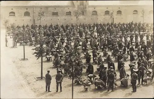 Foto Ak Deutsche Soldaten auf dem Kasernenhof, Durchsicht der Kammersachen