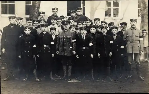 Foto Ak Deutsche Soldaten in Uniformen, Jugendwehr, Kinder in Uniformen, Gruppenbild