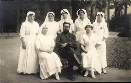 Foto Ak Französische Krankenschwestern, Mann in Uniform, 1. WK