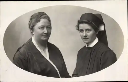 Foto Ak Zwei Frauen, Krankenschwester in Arbeitsuniform, Portrait