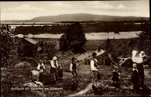 Ak Schweden, Aufbruch zur Heuernte am Siljansee, Trachten