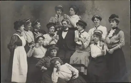 Foto Ak Studentinnen mit Bierkrügen, Gruppenbild