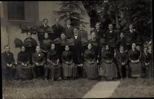 Foto Ak Männer und Frauen in badischen Volkstrachten