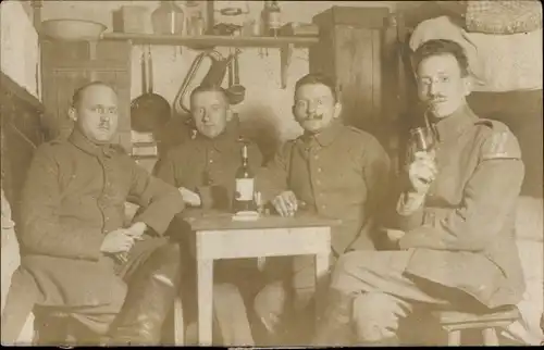 Foto Ak Deutsche Soldaten in Uniformen im Unterstand, Pfeife, I WK