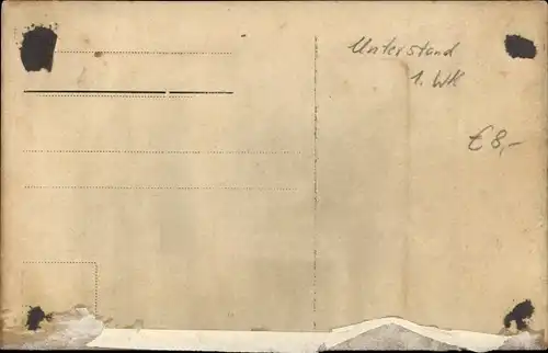 Foto Ak Deutsche Soldaten in Uniformen im Unterstand, Pfeife, I WK