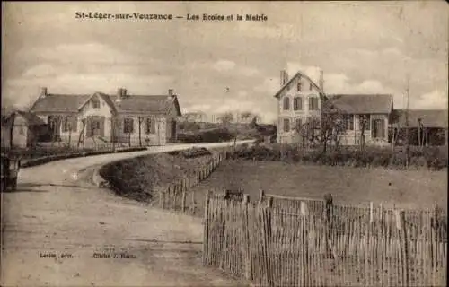 Ak Saint Leger sur Vouzance Allier, Les Ecoles et la Mairie
